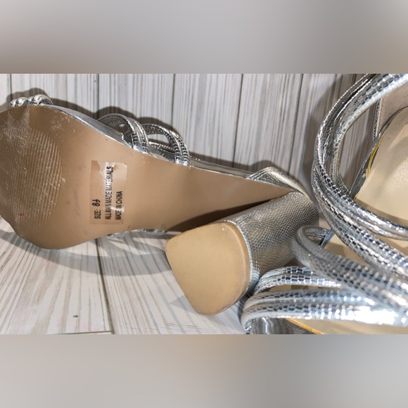 QUIPD “Lyra” Metallic Heel Size 8.5 - Picture 3 of 8